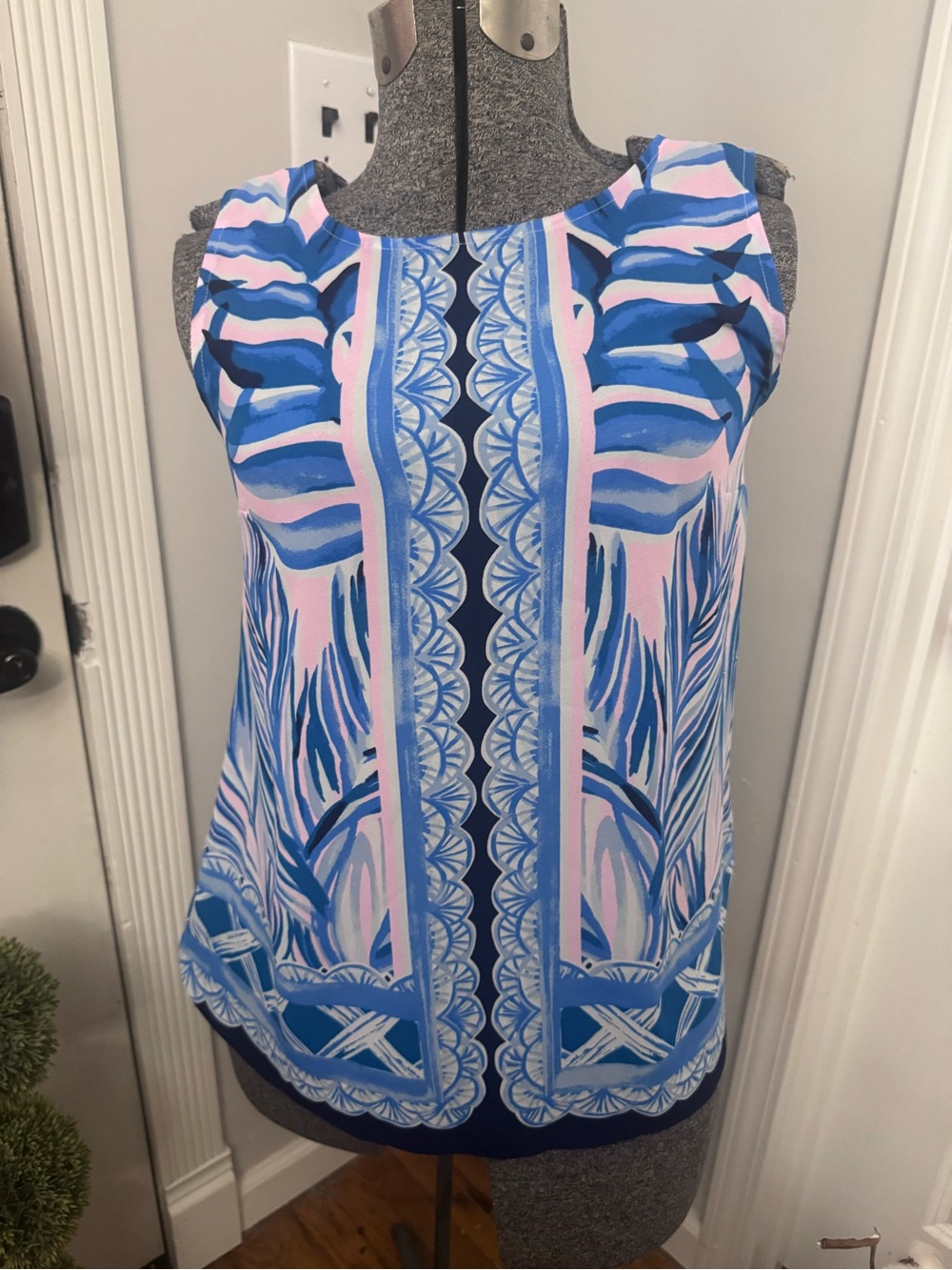 Women’s Lily Pulitzer Sleeveless Blue & Pink Printed Iona Pink Tropics Top MD
